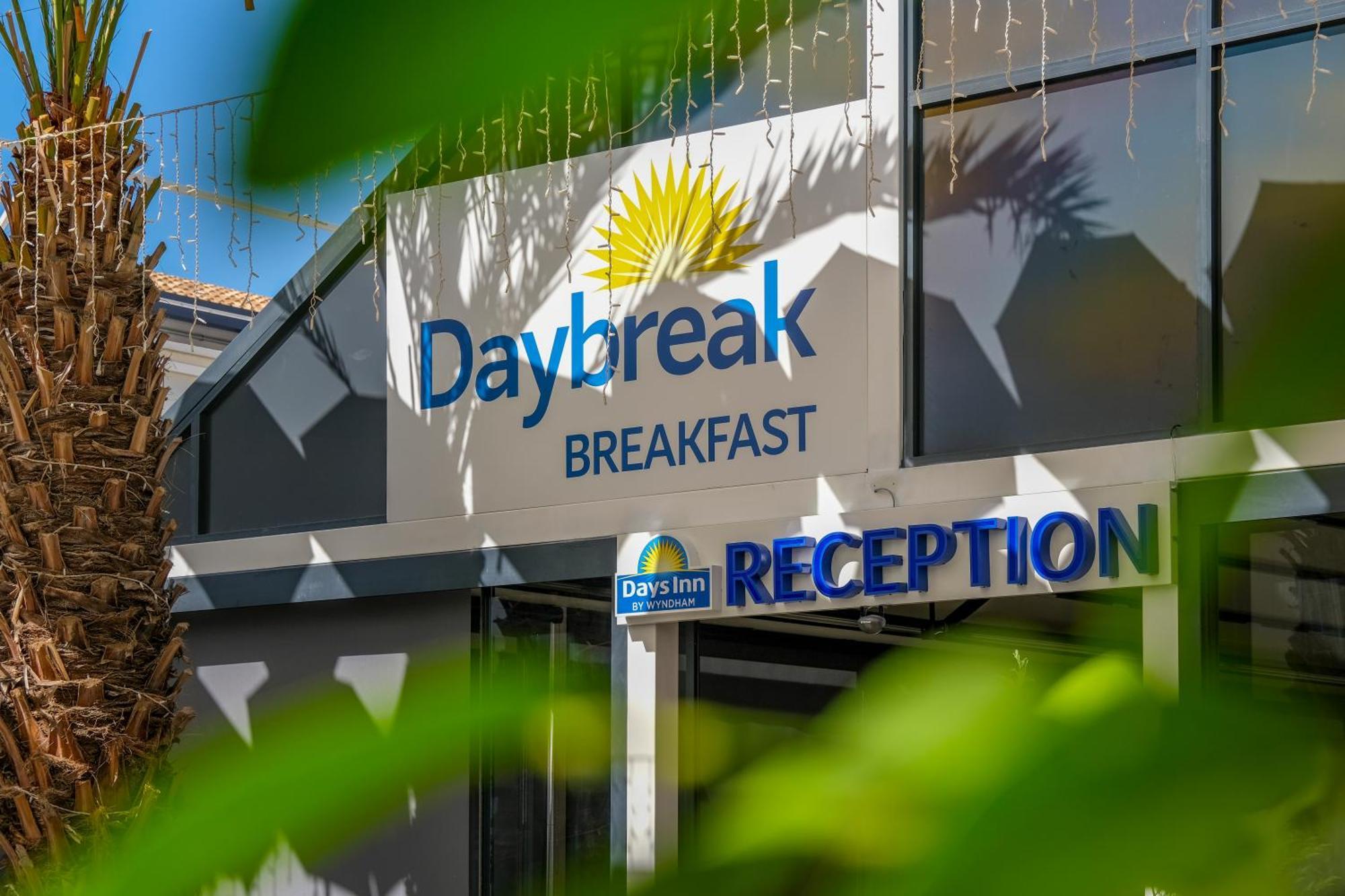 Days Inn By Wyndham Аланя Екстериор снимка