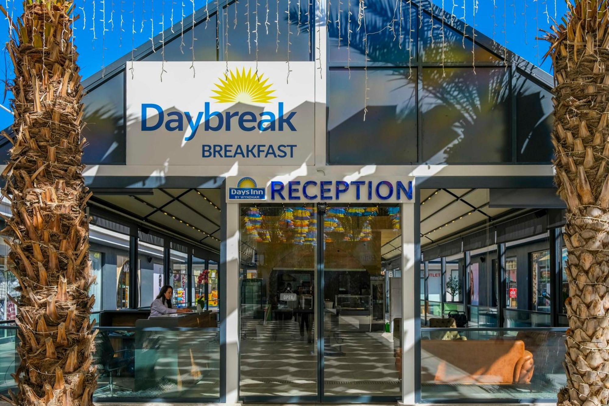 Days Inn By Wyndham Аланя Екстериор снимка