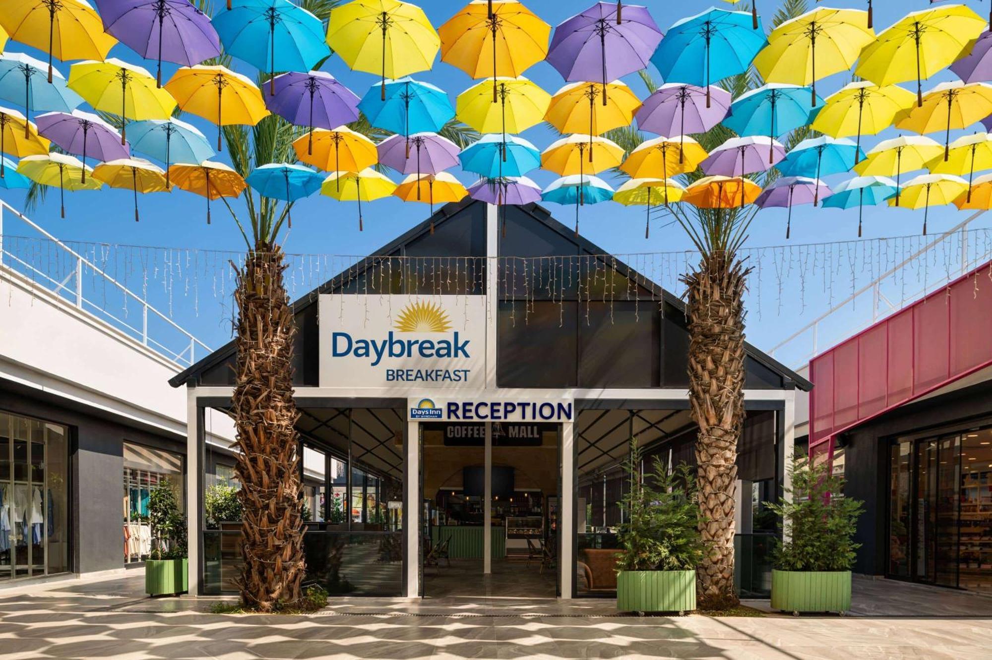 Days Inn By Wyndham Аланя Екстериор снимка